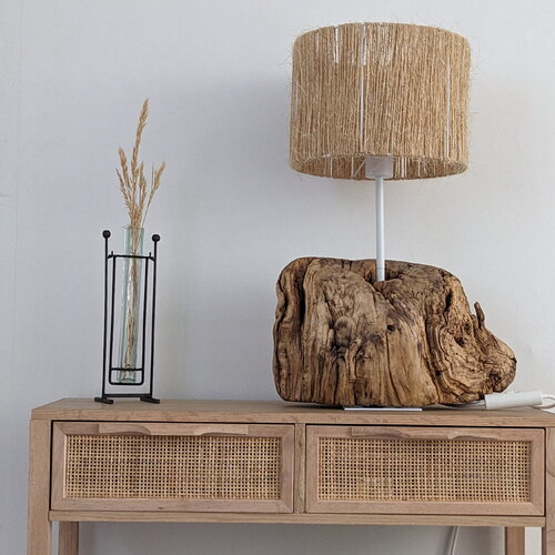 Lampe à poser en bois flotté : une sculpture lumineuse pour une ambiance naturelle et chaleureuse