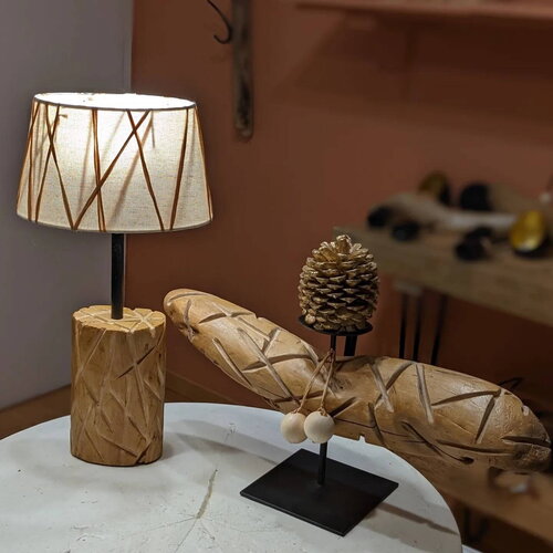Lampe en bois flotté  aux lignes droites et formes géométriques pour un look moderne et naturel