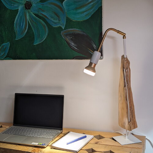 Lampe de bureau articulée en bois flotté. look contemporain et raffiné