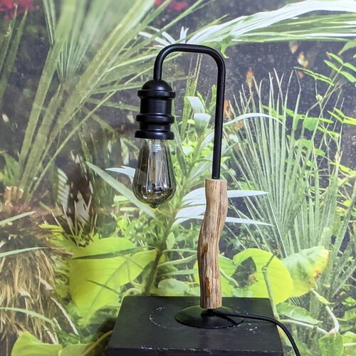 Lampe de table en bois flotté et métal : un mélange unique entre charme naturel et industriel