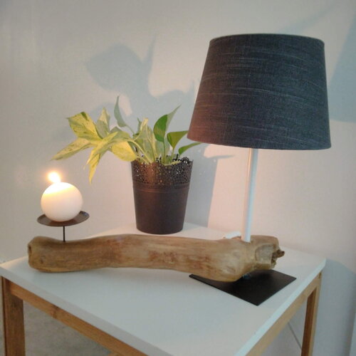Lampe à poser horizontale en bois flotté pour une touche naturelle et chaleureuse