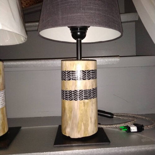 Lampe à poser en bois avec frise géométrique et abat-jour noir effet lin