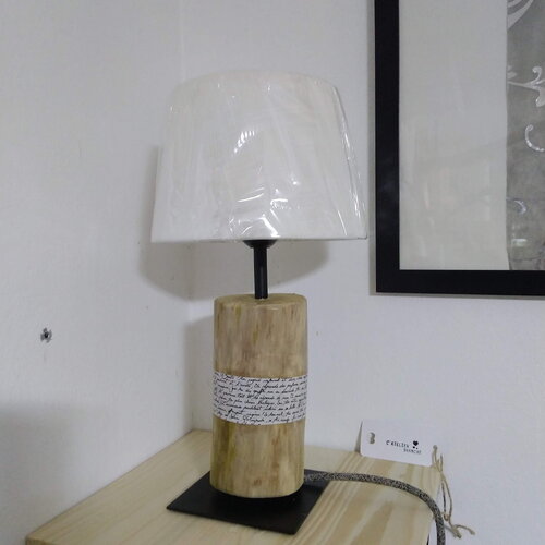 Lampe à poser en bois flotté avec frise d'écriture noire sur fond blanc