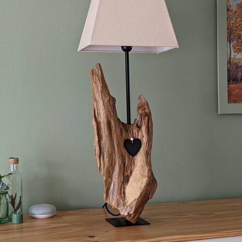 Lampe en bois flotté : une sculpture lumineuse pour votre intérieur