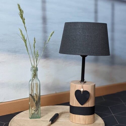 Lampe en bois flotté minimaliste avec cœur en bois noir et bandeau de peinture noire