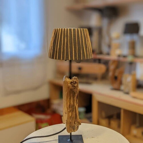 Lampe en bois flotté au style naturel et épuré détail en rafia