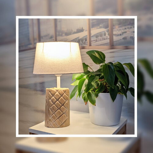 Lampe à poser en bois flotté quadrillage sculpté pour une atmosphère cocooning