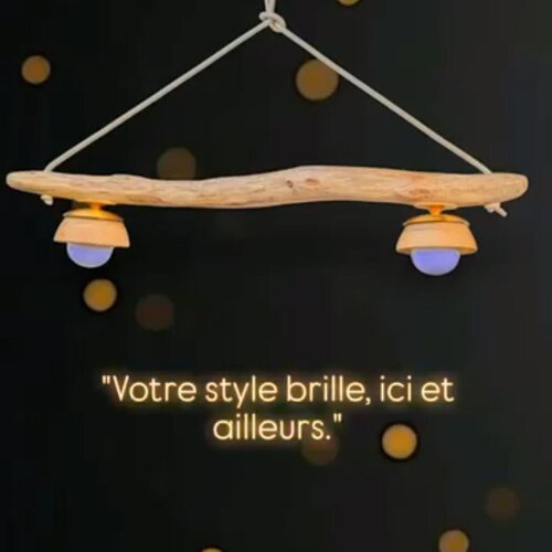 Suspension lumineuse nomade en bois flotté, design naturel avec réflecteur en bois et ampoules rechargeables.