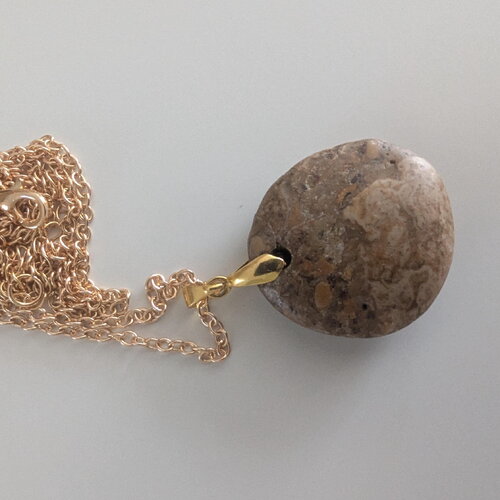 Pendentif en jaspe paysage – pierre naturelle aux tons ocres, monture dorée et chaîne 45 cm