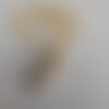 Pendentif pierre naturelle beige clair – bijou minimaliste monté sur chaîne plaqué or 45 cm