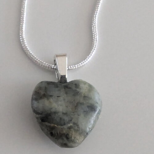 Pendentif cœur en pierre naturelle aux reflets vert d’eau – bijou artisanal monté sur chaîne argentée 45 cm