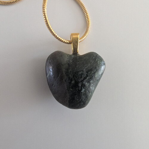 Pendentif cœur en serpentine verte – pierre naturelle polie, monture dorée et chaîne plaqué or