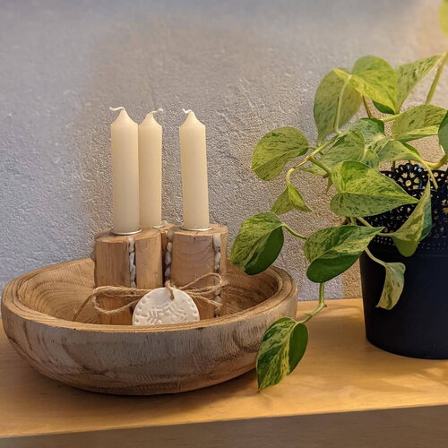 Trio de bougeoirs en bois flotté avec gravillons de marbre blanc pour une ambiance zen et naturelle