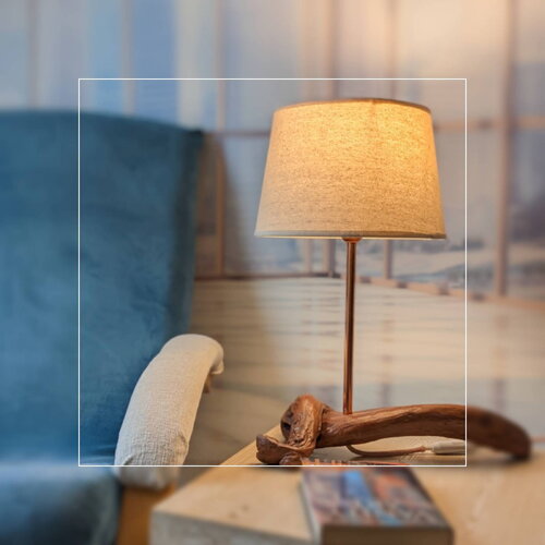 Lampe à poser en bois flotté horizontal aux couleurs chatoyante