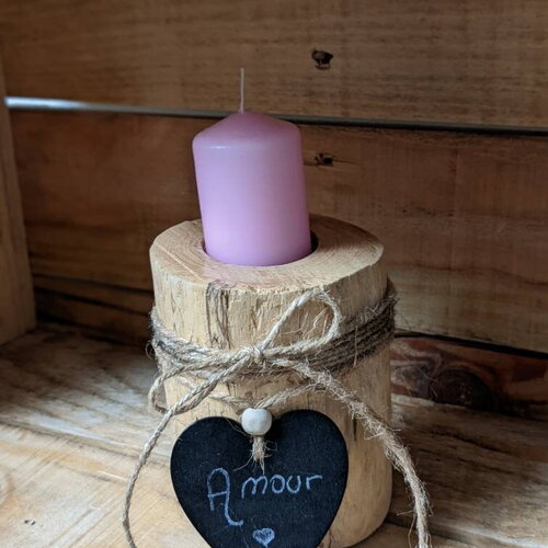 Bougeoir en bois flotté avec détails en cordage et cœur en bois noir
