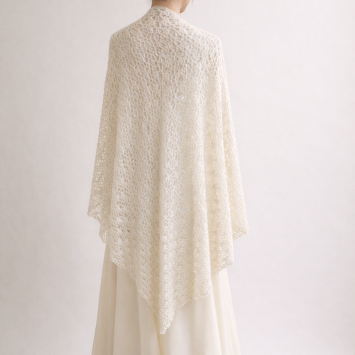 Grand châle blanc nacré au crochet – léger et moelleux – pièce unique