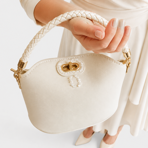 Sac à main crème effet cuir grainé et fermoir perlé brodé main – anse amovible – pièce unique