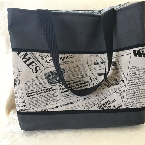 Sac cabas simili cuir bleu  thème  « papier journal »
