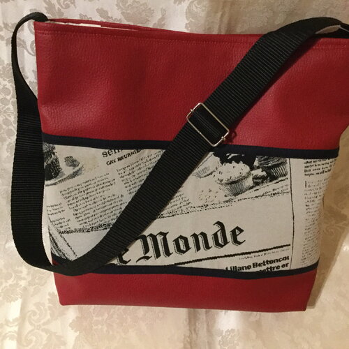 Sac bandoulière  rouge motif papier journal