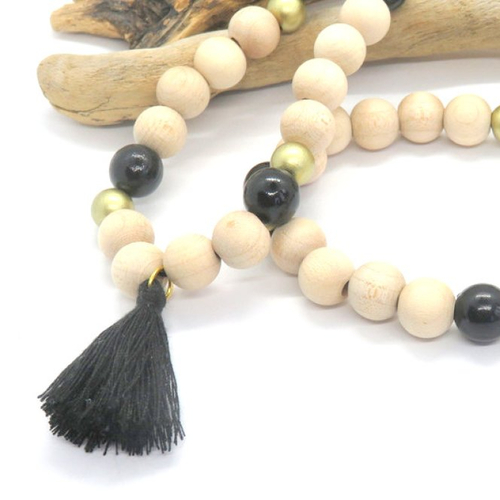 Collier perles en bois noire et beige pompon