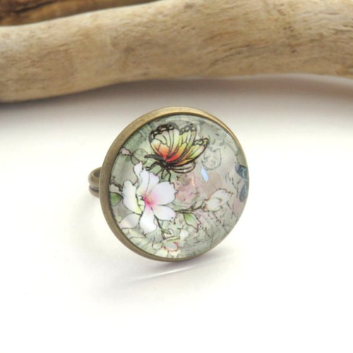 Bague réglable couleur bronze cabochon papillon fleur blanche