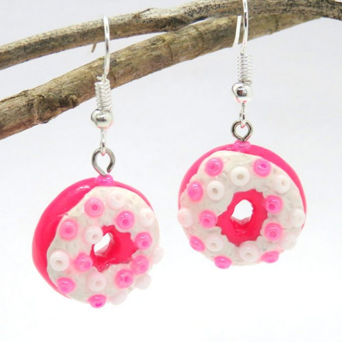 Boucles d'oreilles en pâte fimo donuts rose fuchsia/blanc