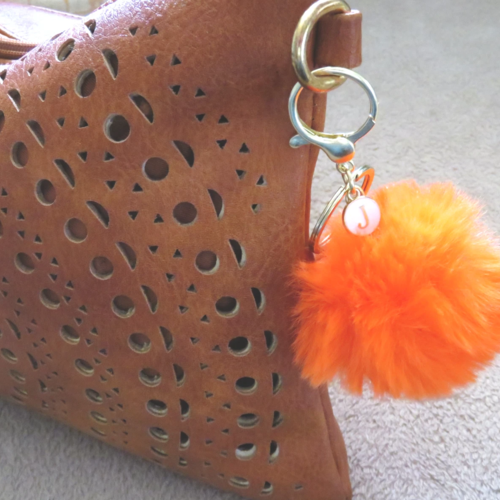 Porte clef bijou de sac pompon fourrure orange personnalisé initiale