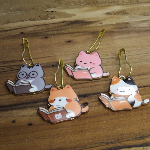 Lot marqueurs pour tricot en forme de chat lisant un livre