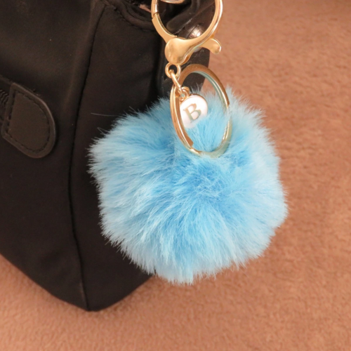 Porte clés bijou de sac pompon fourrure bleu personnalisé initiale