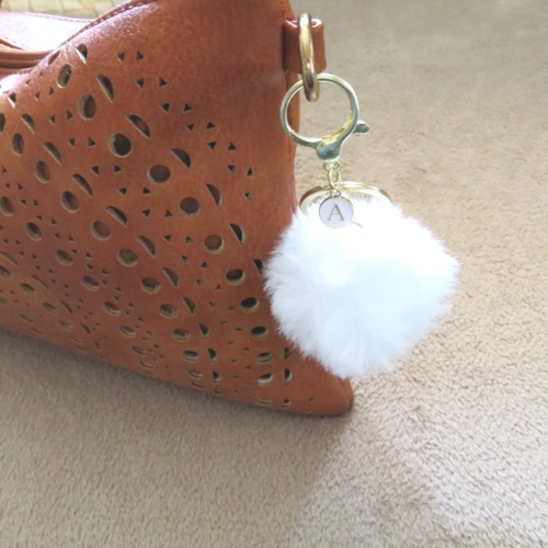 Porte clés bijou de sac pompon fourrure blanche personnalisé initiale