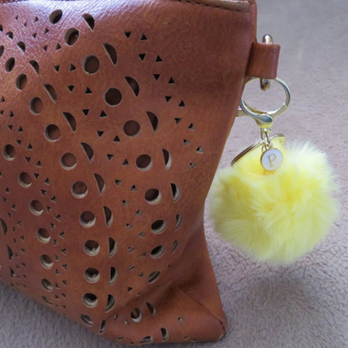 Porte clés bijou de sac pompon fourrure jaune personnalisé initiale