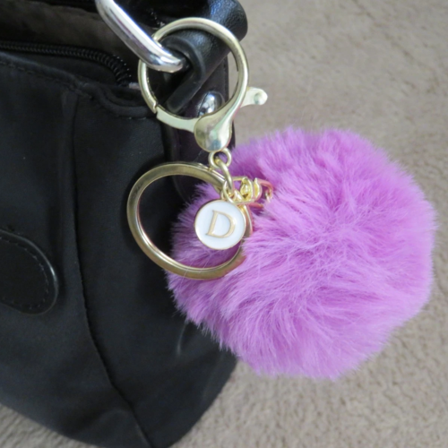Porte clés bijou de sac pompon fourrure violet personnalisé initiale