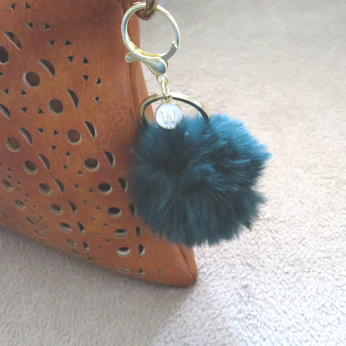 Porte clés bijou de sac pompon fourrure vert canard personnalisé initiale