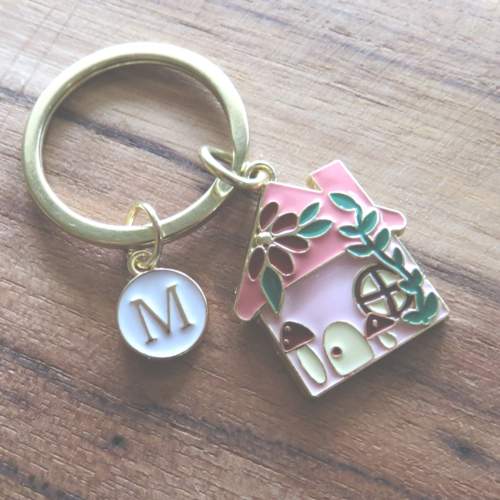 Porte clés acier inoxydable maison rose personnalisé initiale