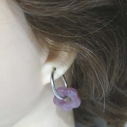 Anneaux créoles acier inoxydable argentés et pendentif fleur violette marbré