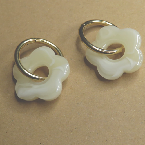 Anneaux créoles acier inoxydable dorés et pendentif fleur beige marbré