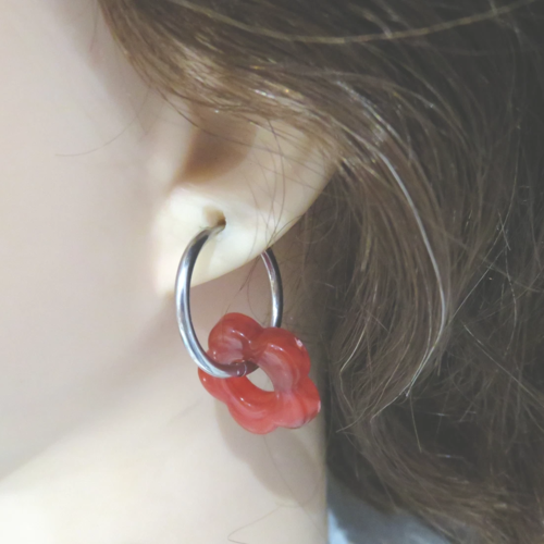 Anneaux créoles acier inoxydable argentés et pendentif rouge bordeaux fleur marbré