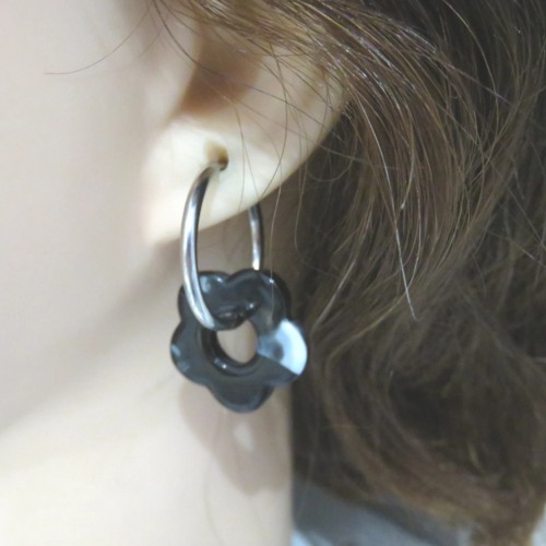 Anneaux créoles acier inoxydable argentés et pendentif noir fleur marbré