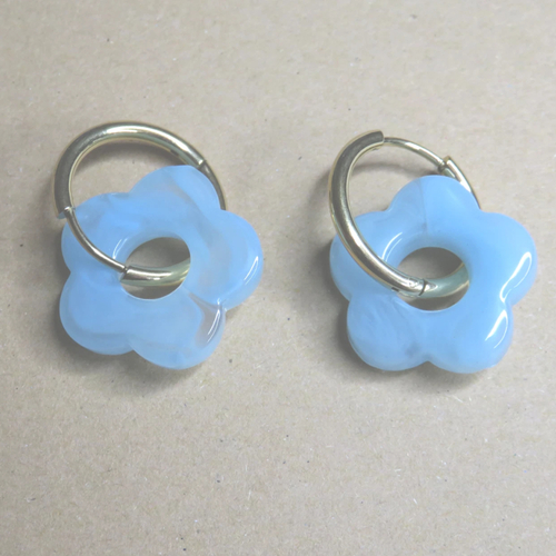 Anneaux créoles acier inoxydable dorés et pendentif fleur bleu