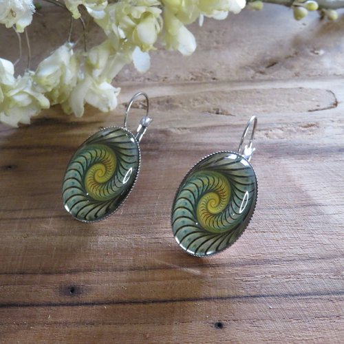 Boucles d'oreilles dormeuses cabochon en verre spirale fractale vert turquoise