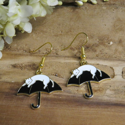 Boucles d'oreilles acier inoxydable chat blanc couché sur parapluie