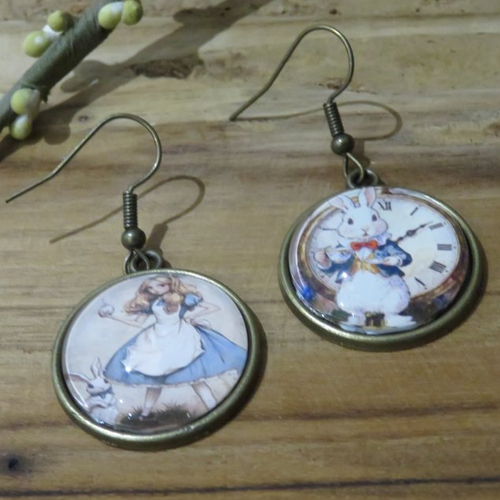 Boucles d’oreilles alice aux pays des merveilles et le lapin merveilleux asymétriques