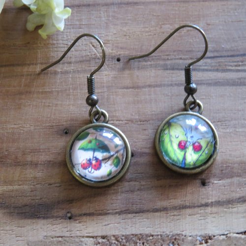 Boucles d'oreilles coccinelles asymétriques cabochon en verre