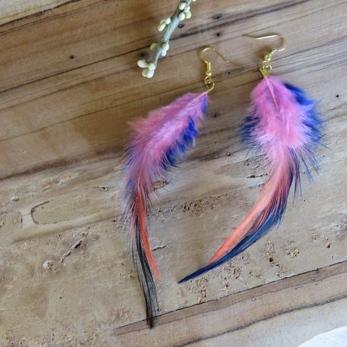 Boucle d'oreille plumes naturelles de coq teintées rose bleu roi
