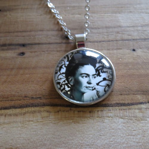 Collier / sautoir pendentif frida kahlo 40+3 cm extension acier inoxydable