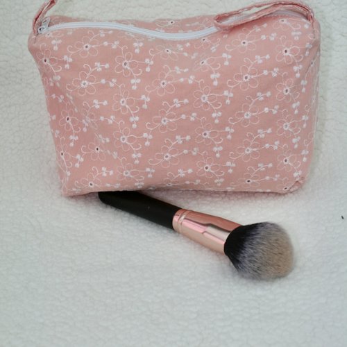 Trousse modèle mio multi-usage en coton rose brodé