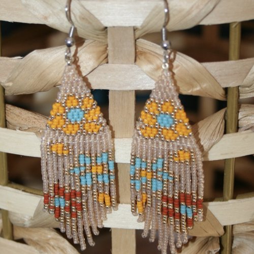 Boucles d'oreilles à franges modèle hana variation beige translucide
