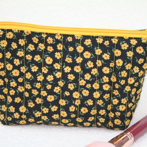 Trousse multi-usage modèle kaban motif fleurs jaune fond noir