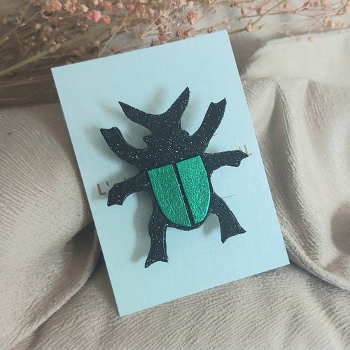 Broche scarabée noir et vert métal