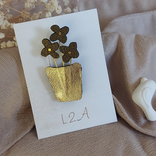 Broche vase doré et fleurs bronze